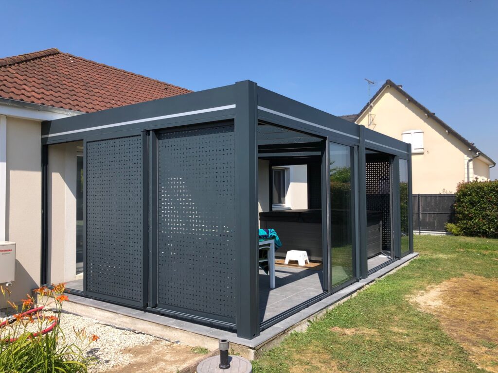 Quelle différence entre une pergola bioclimatique et une pergola classique ? 1 pergola materiau normandie bioclimatique
